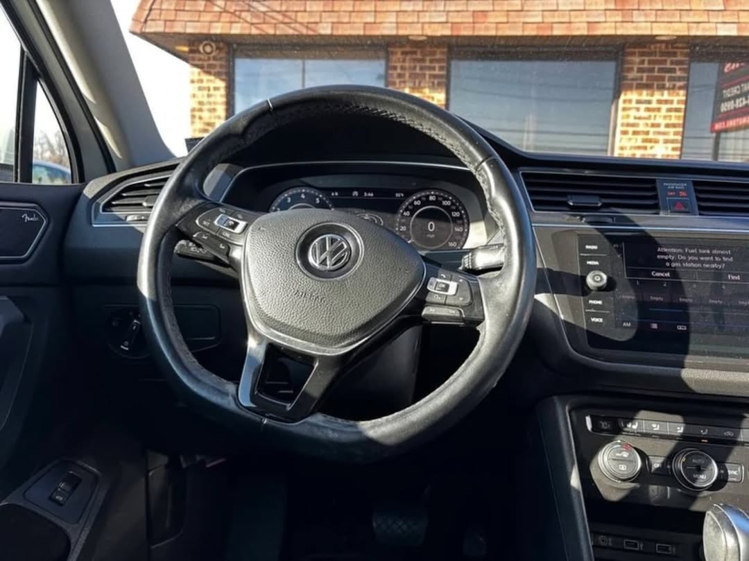Volkswagen Tiguan 2.0T view 5