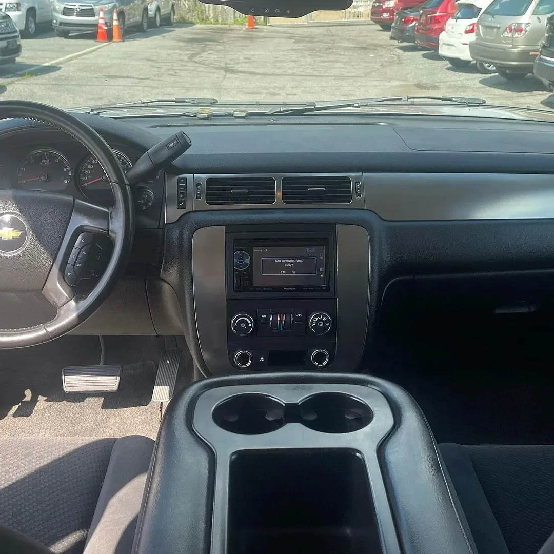Chevrolet Suburban view 4