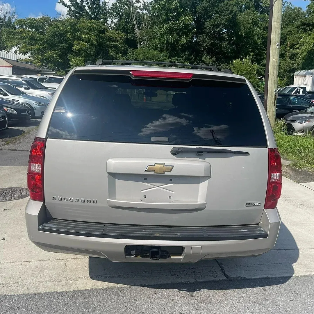 Chevrolet Suburban view 3