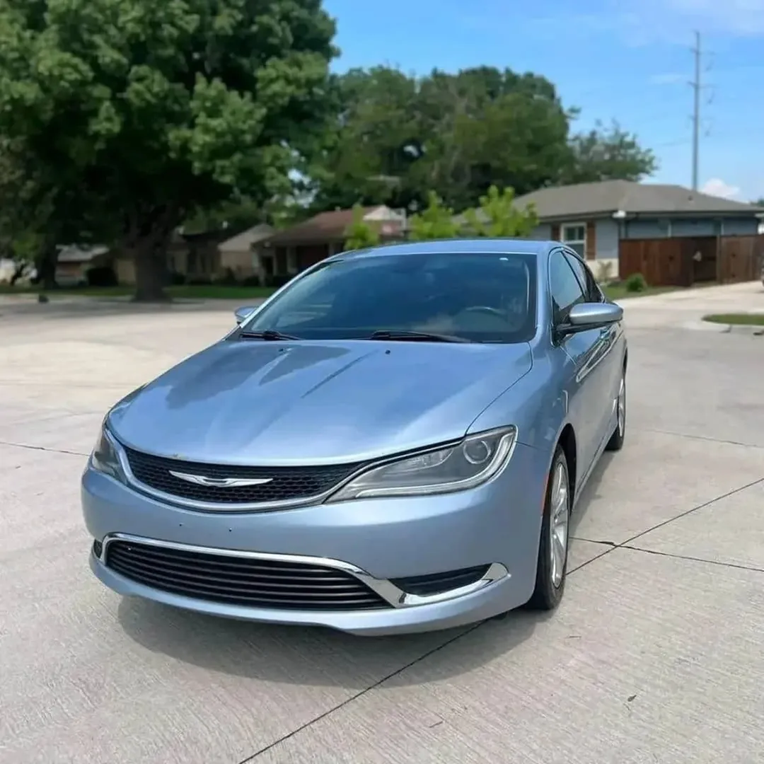 Chrysler 200 Limited view 4