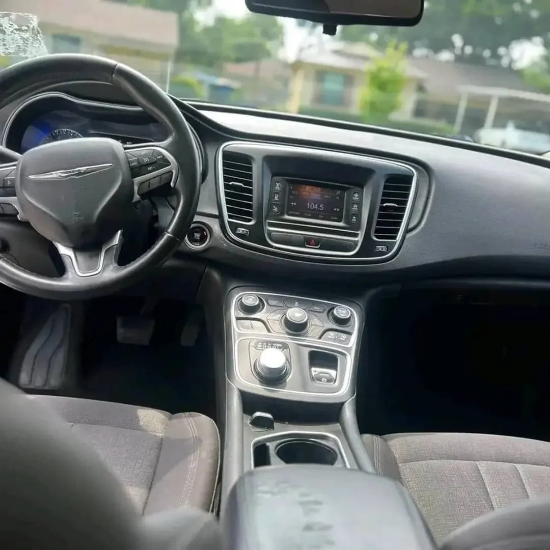 Chrysler 200 Limited view 3