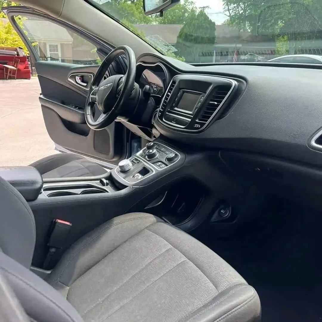 Chrysler 200 Limited view 7