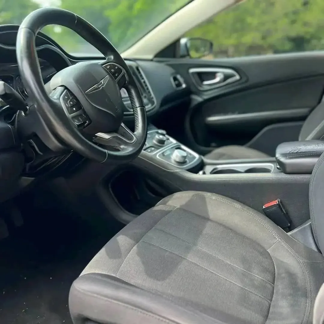 Chrysler 200 Limited view 5