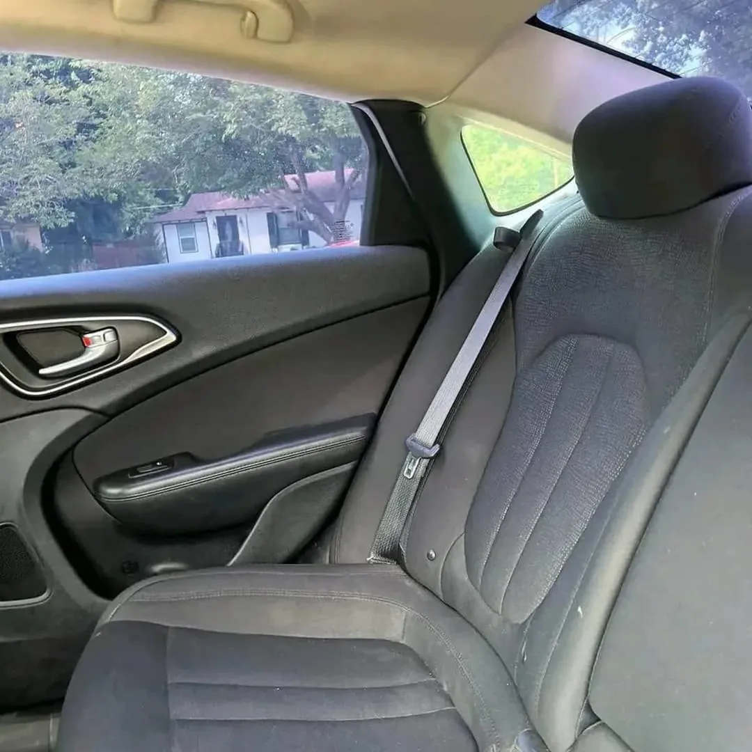 Chrysler 200 Limited view 6