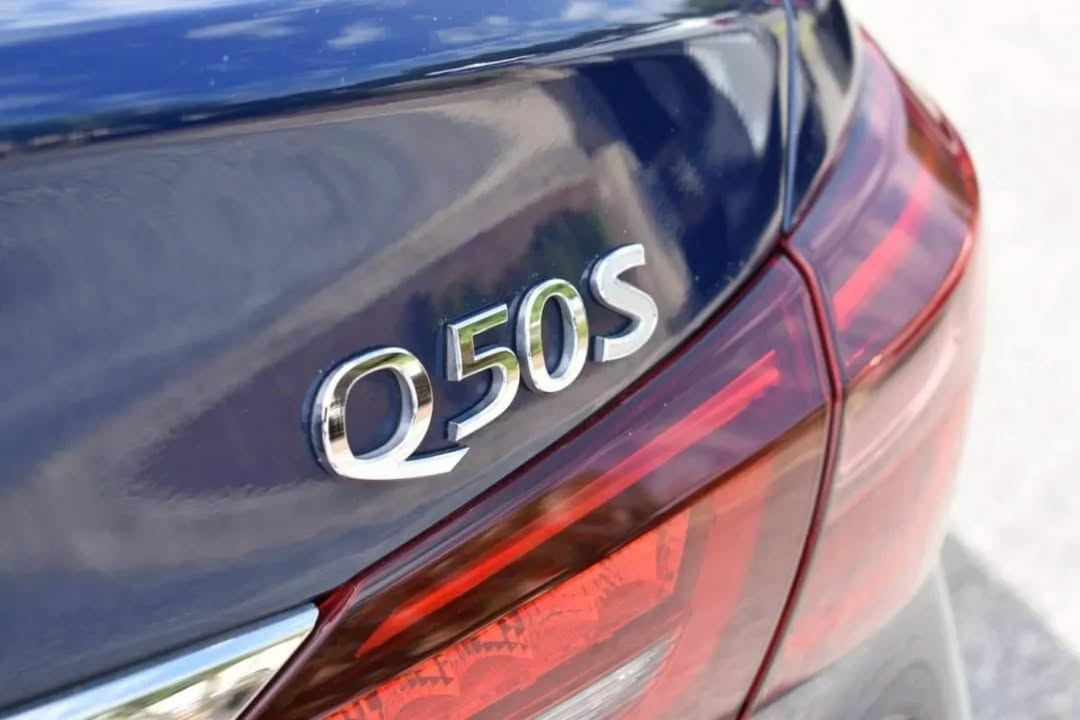 Infiniti Q50 Signature Edition view 6