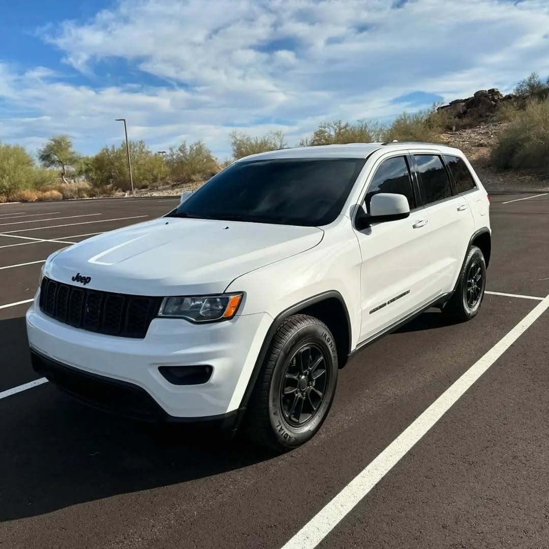 Jeep Grand Cherokee Laredo view 2