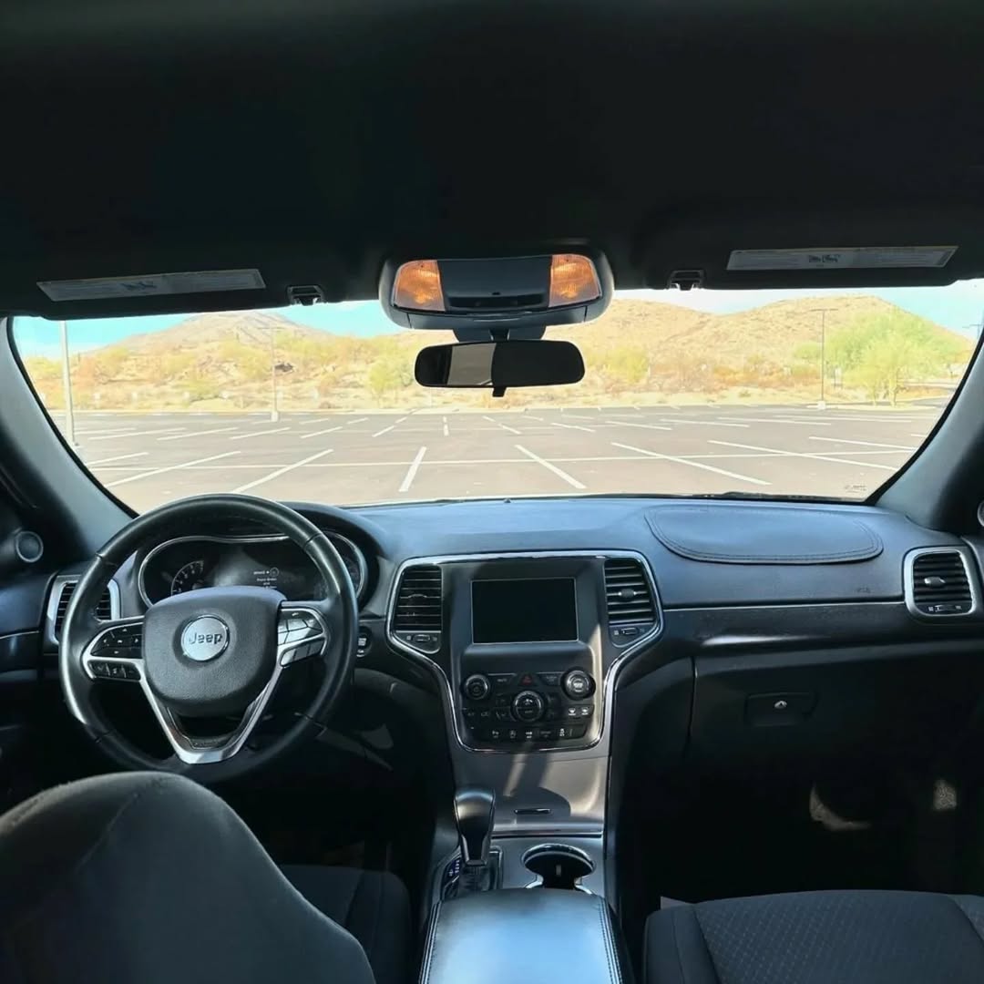 Jeep Grand Cherokee Laredo view 4