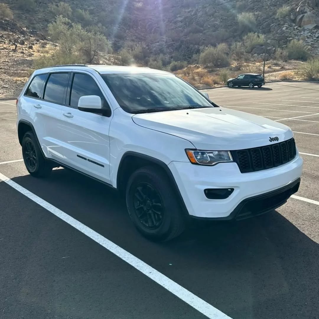 Jeep Grand Cherokee Laredo view 3