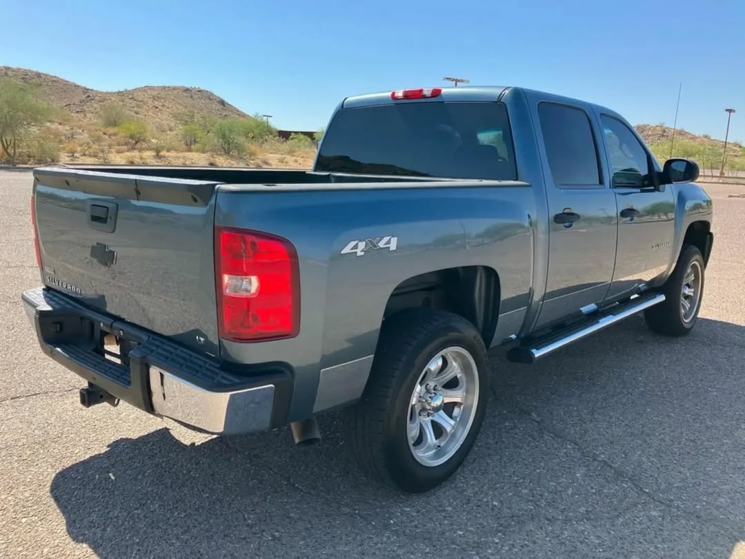 Chevrolet Silverado 1500 view 3
