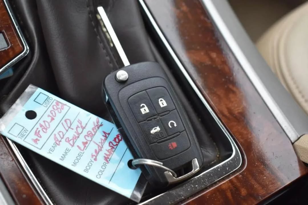 Buick LaCrosse view 8