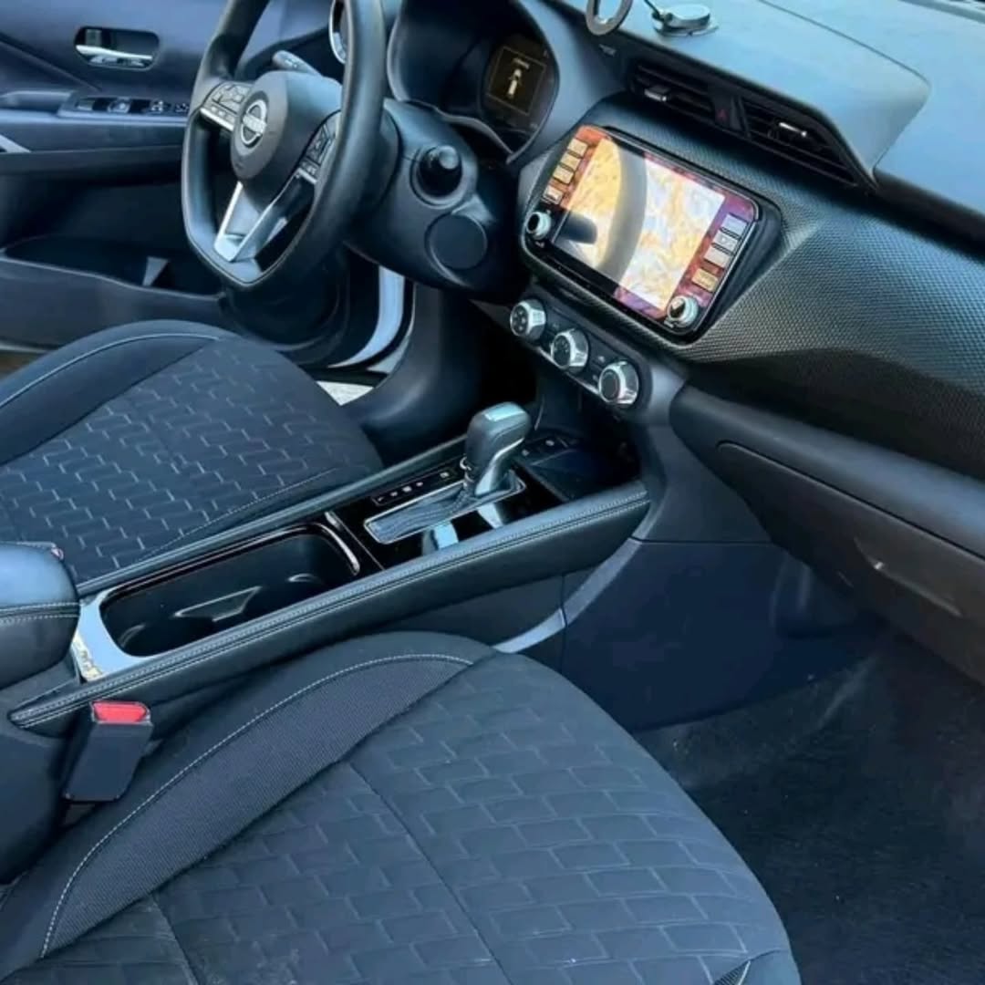 Nissan Kicks SV view 6