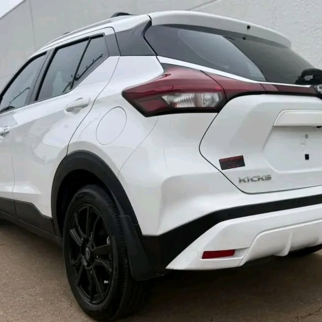 Nissan Kicks SV view 8