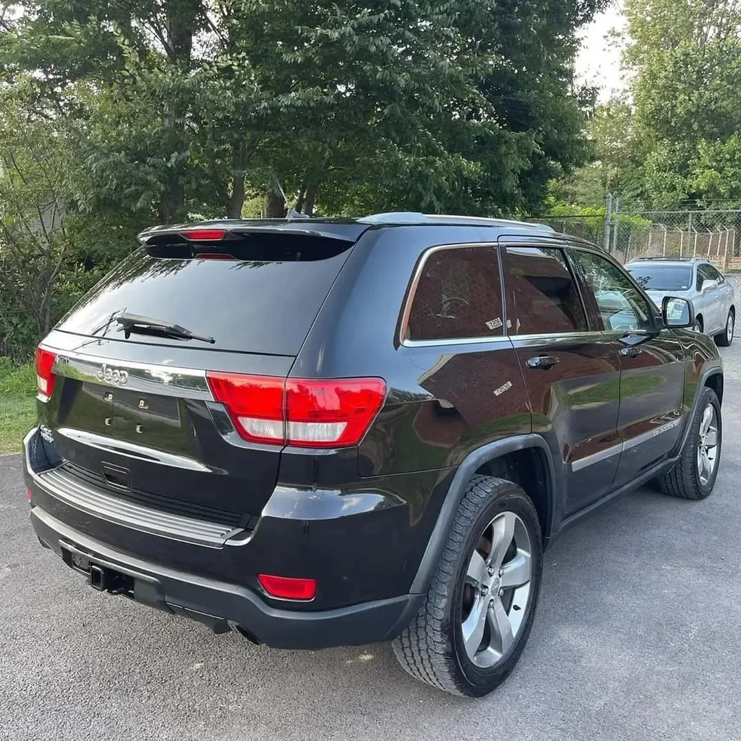 Jeep Grand Cherokee view 3
