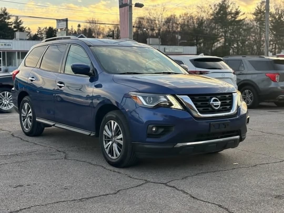 Nissan Pathfinder SL view 2