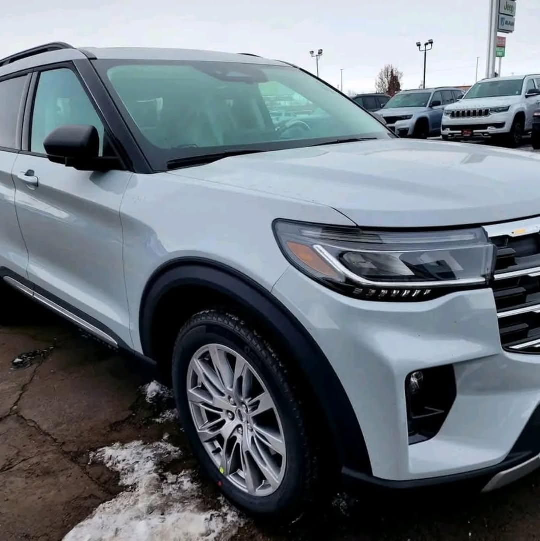 Ford Explorer view 3