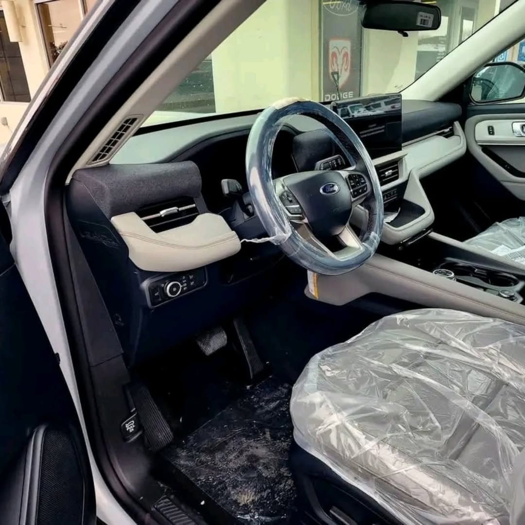 Ford Explorer view 4