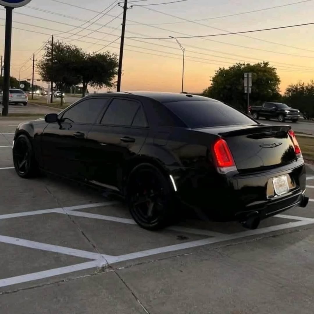 Chrysler 300 Hellcat view 7