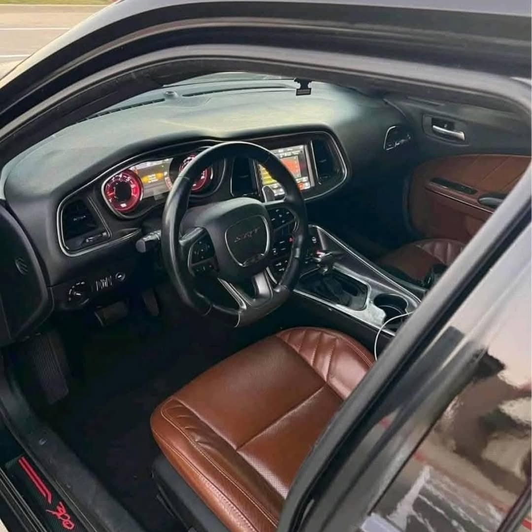 Chrysler 300 Hellcat view 5