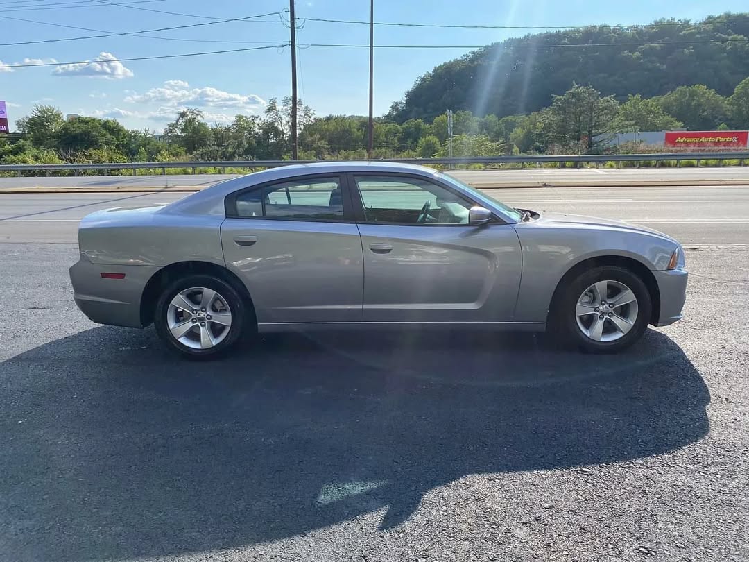 Dodge Charger srt8 view 4