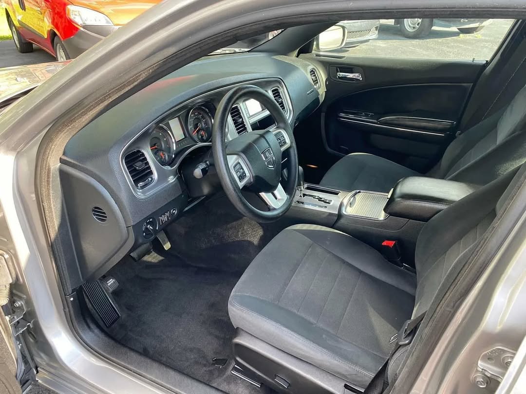 Dodge Charger srt8 view 7