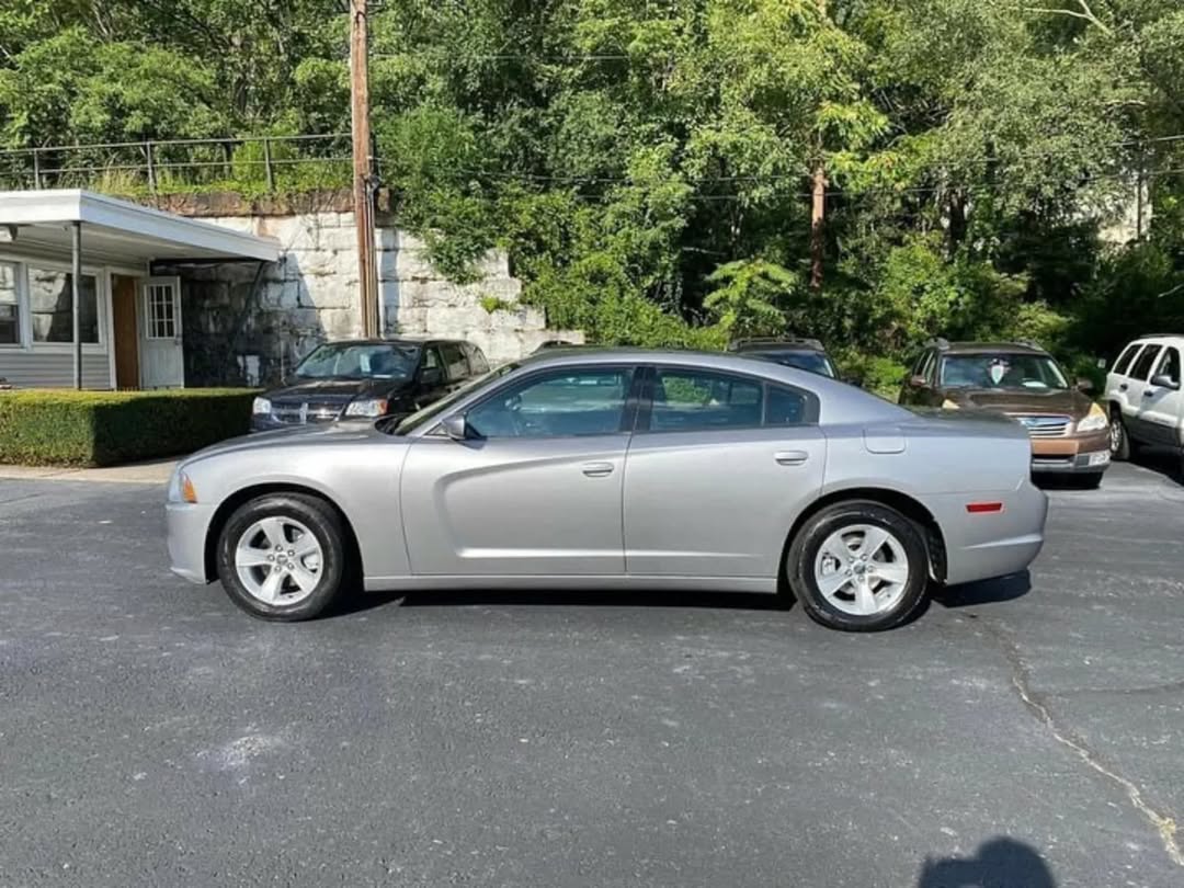 Dodge Charger srt8 view 5
