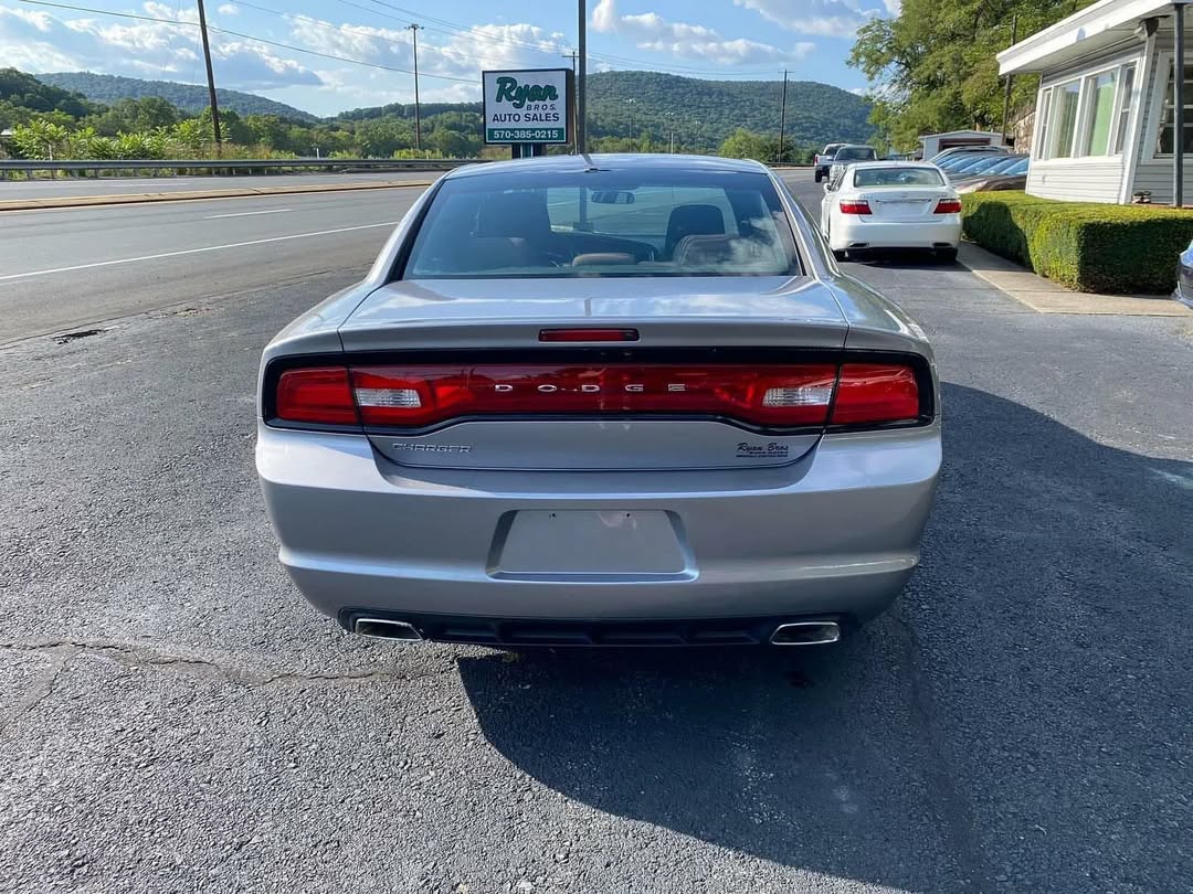 Dodge Charger srt8 view 6
