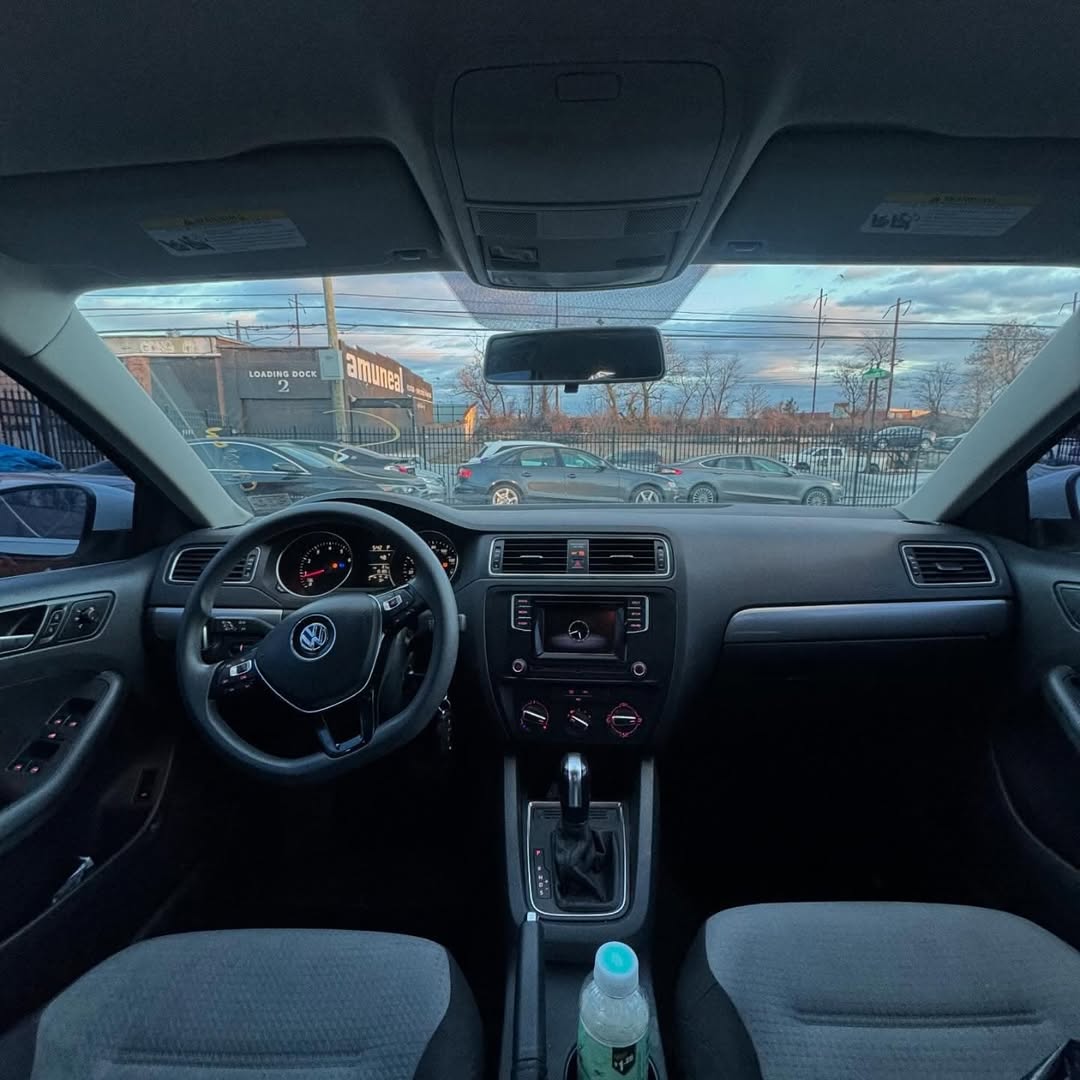 Volkswagen Jetta view 3
