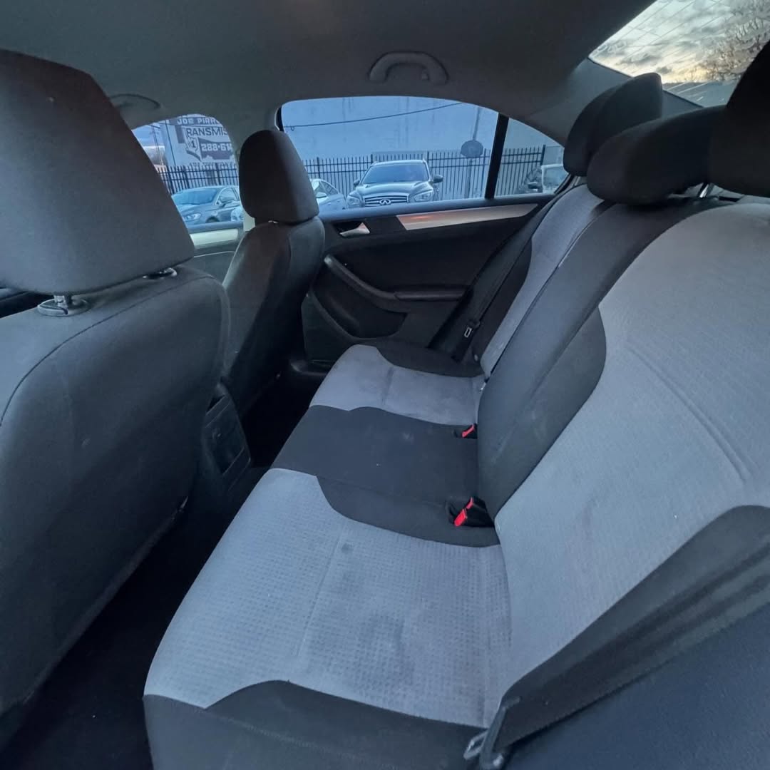 Volkswagen Jetta view 4