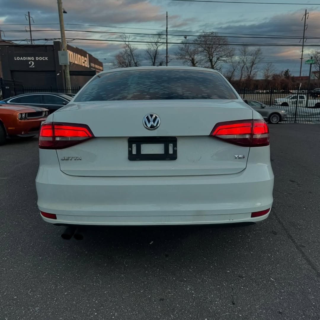 Volkswagen Jetta view 8