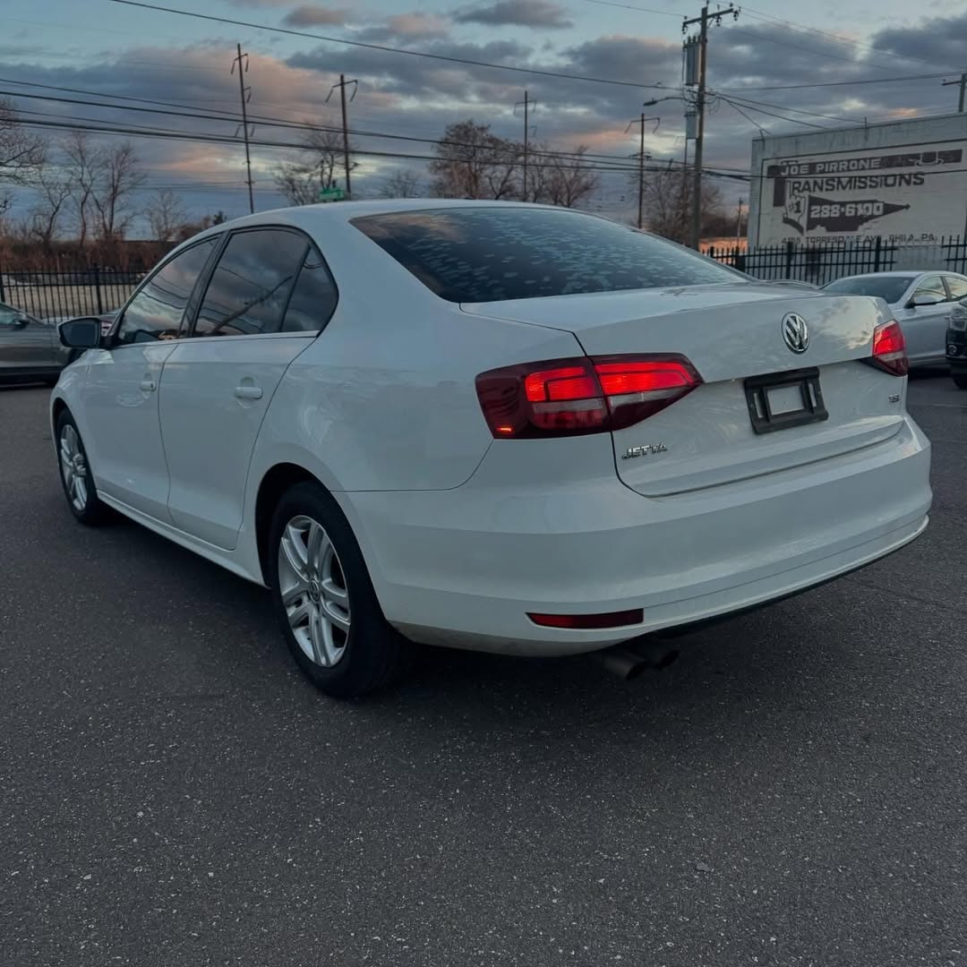 Volkswagen Jetta view 5