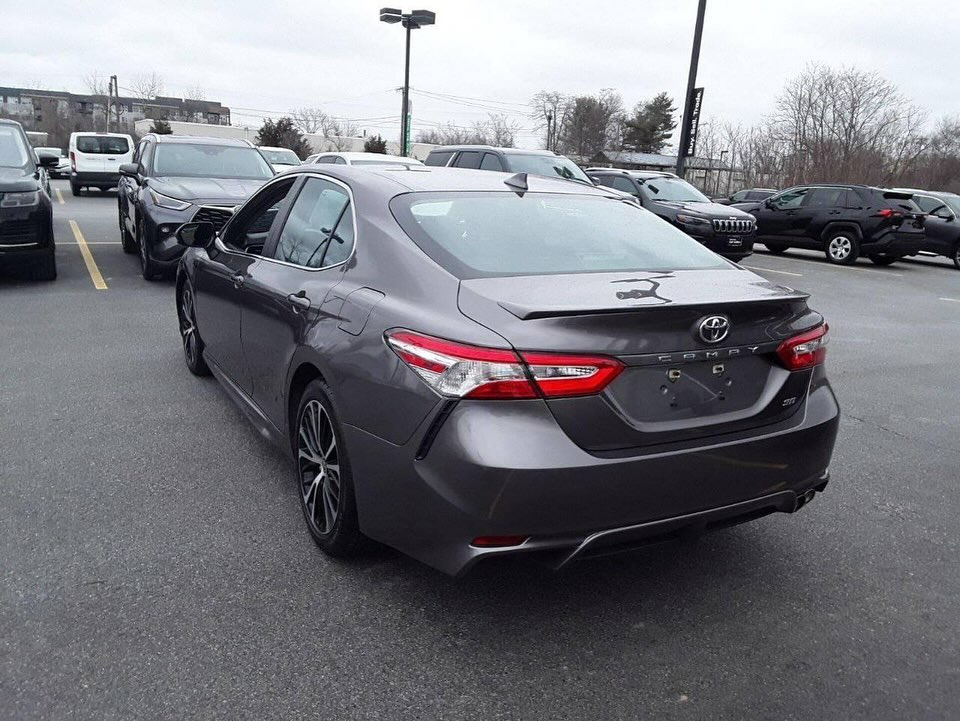 Toyota Camry SE Auto view 5
