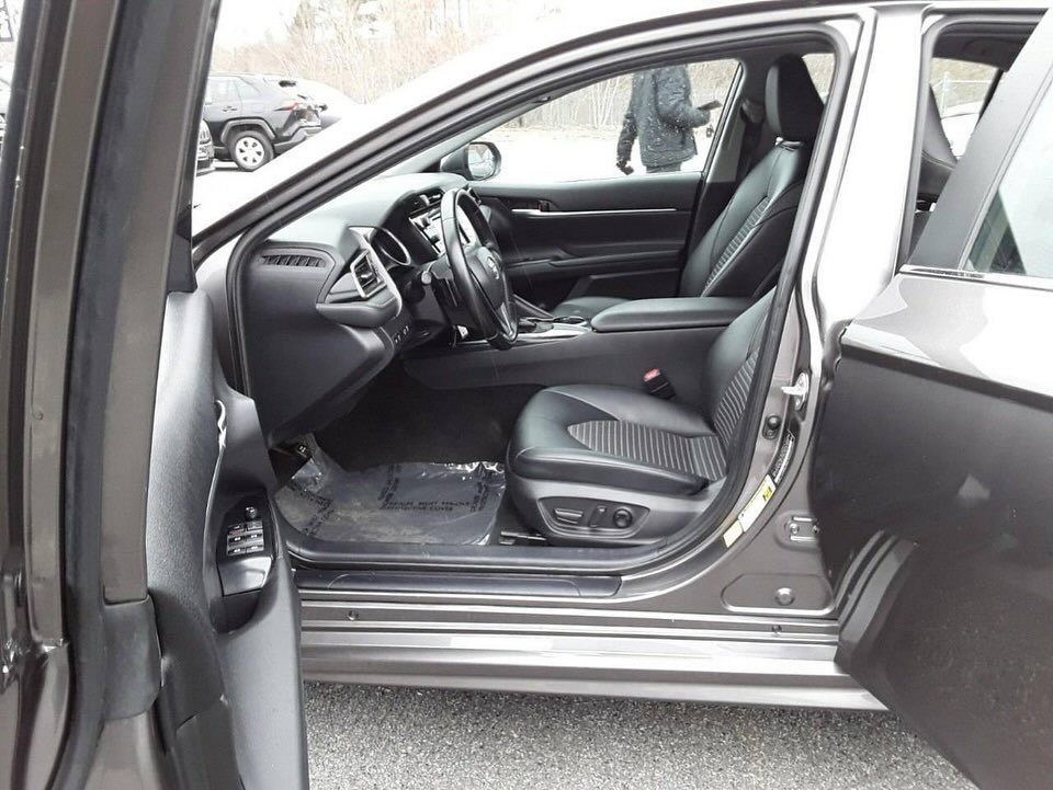 Toyota Camry SE Auto view 2