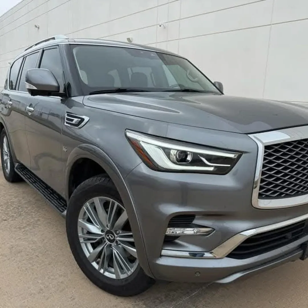 Infiniti QX80 view 2