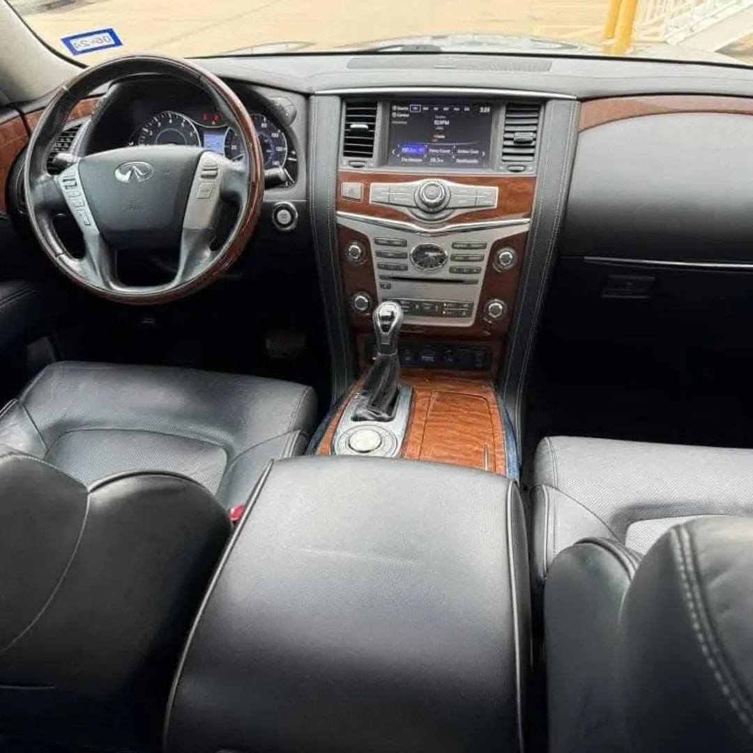 Infiniti QX80 view 5