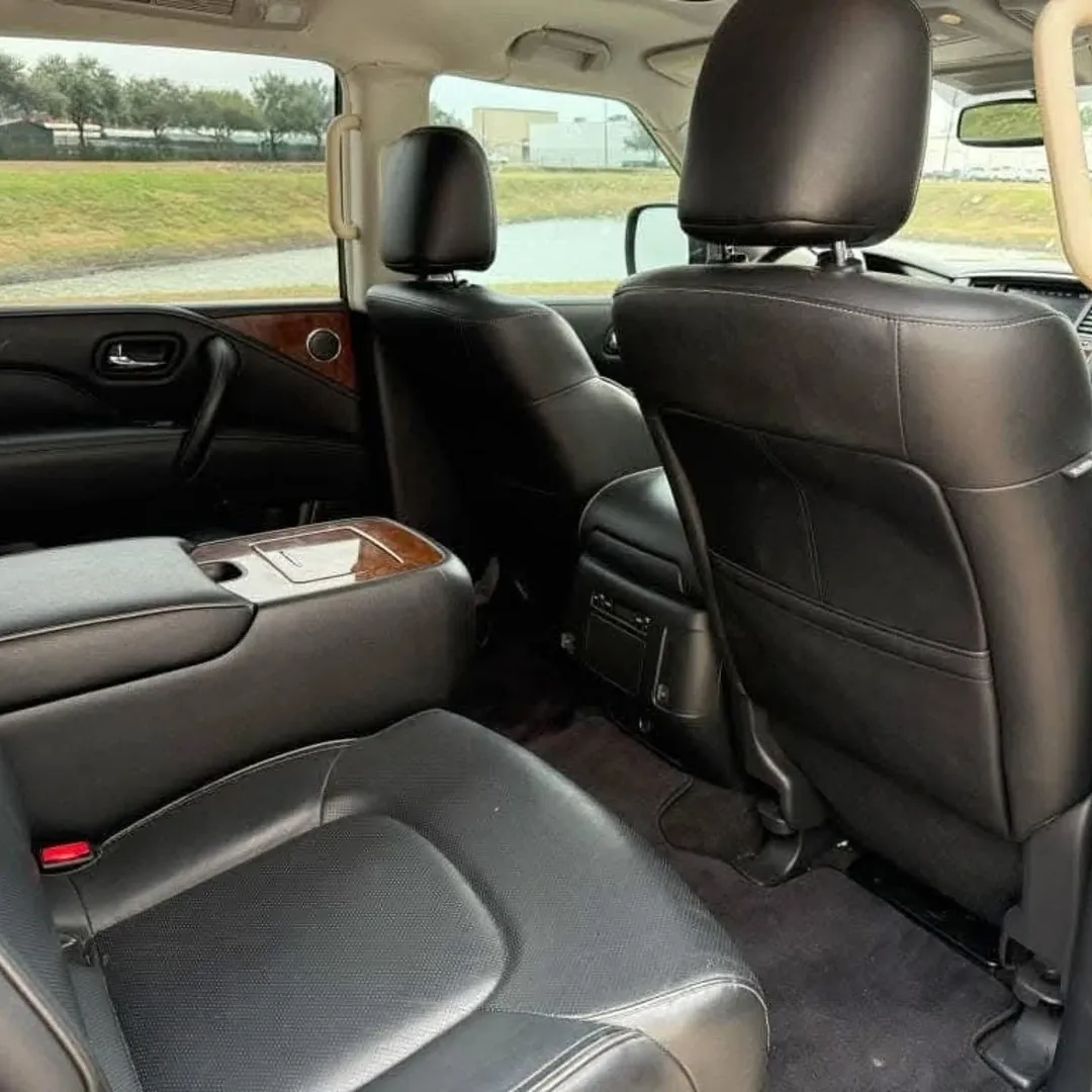 Infiniti QX80 view 6