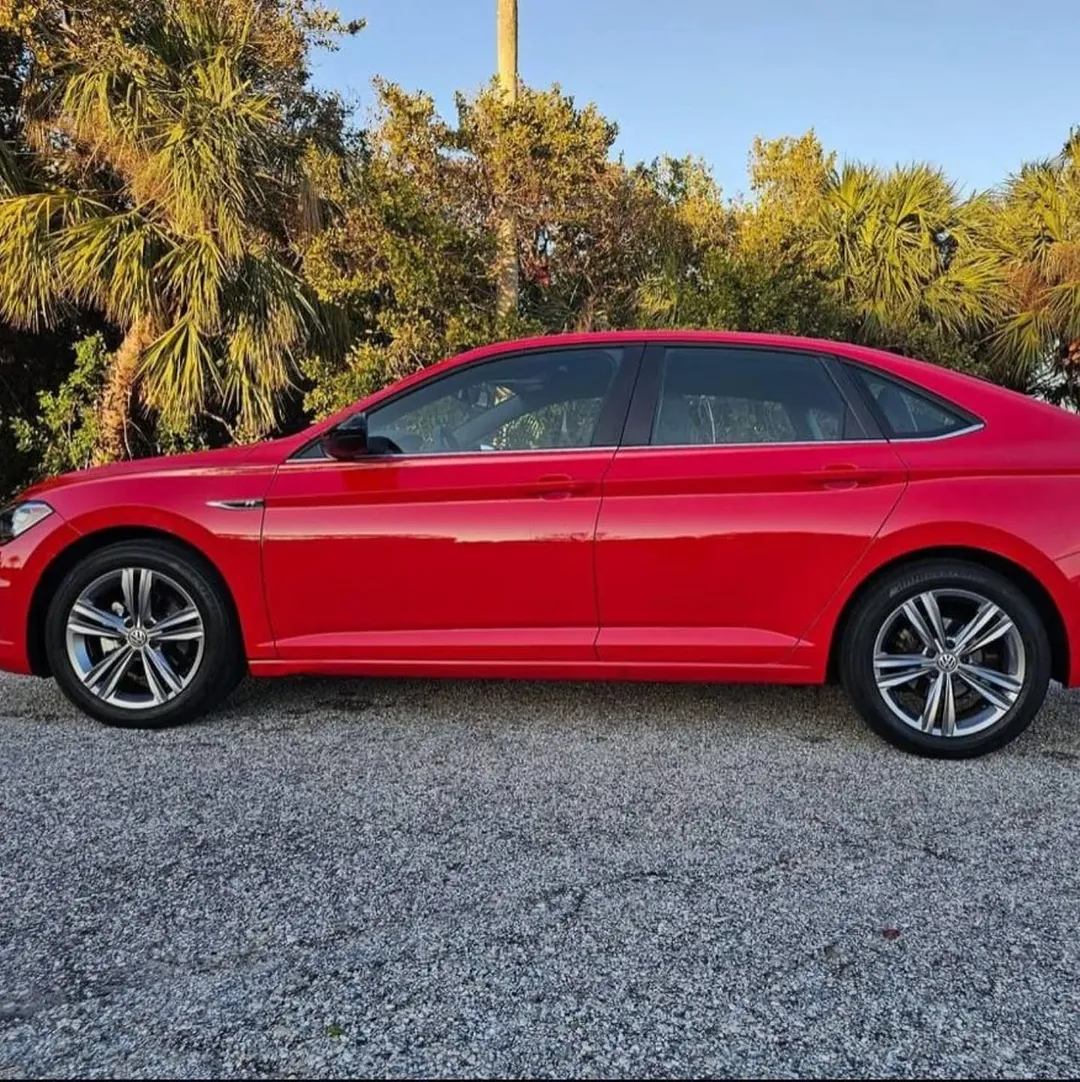 Volkswagen Jetta R-Line view 3