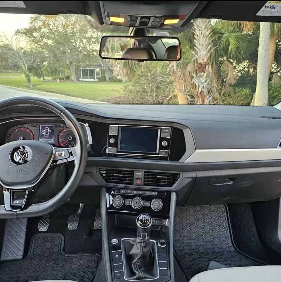 Volkswagen Jetta R-Line view 5