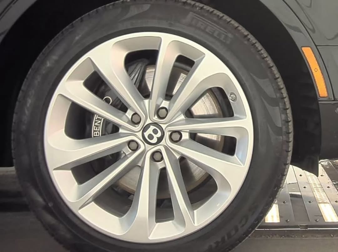 Bently BENTAYGA view 5