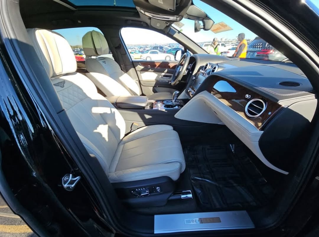 Bently BENTAYGA view 3