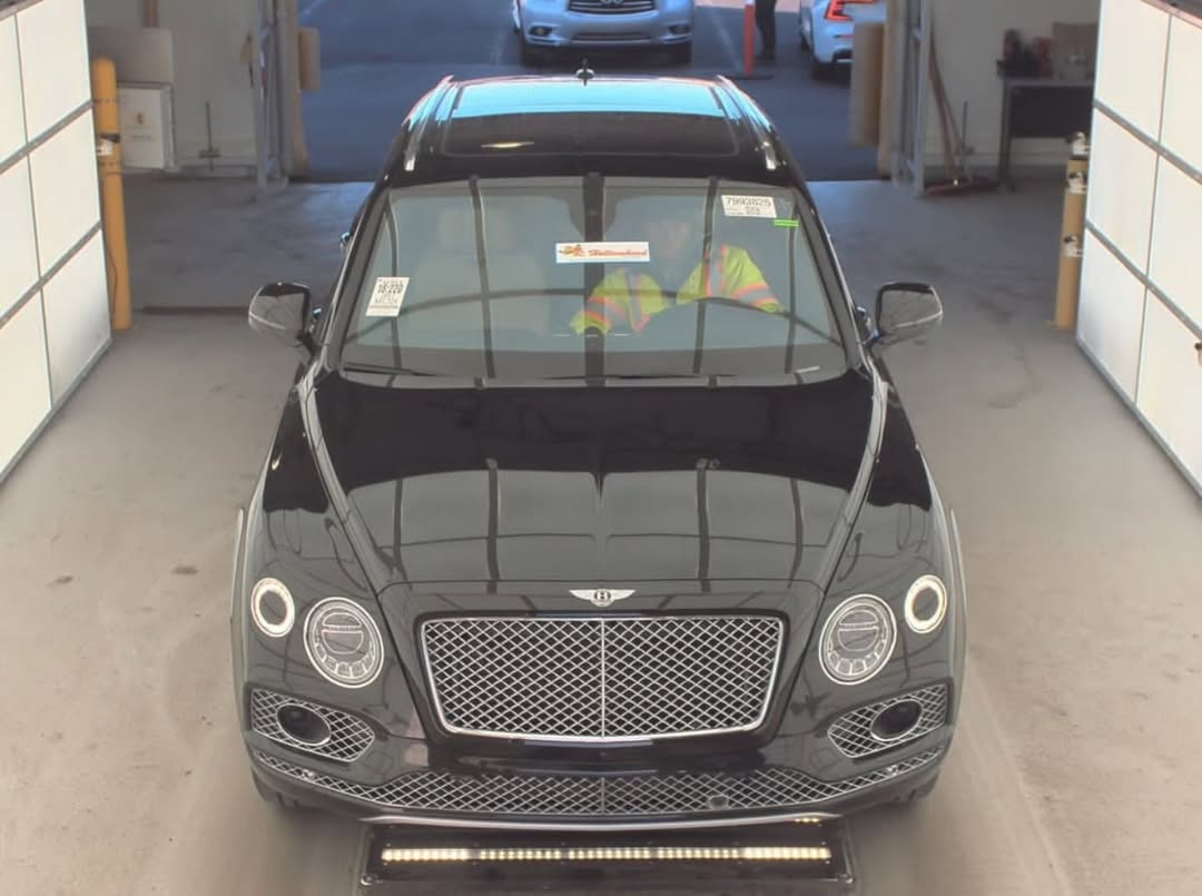 Bently BENTAYGA view 2