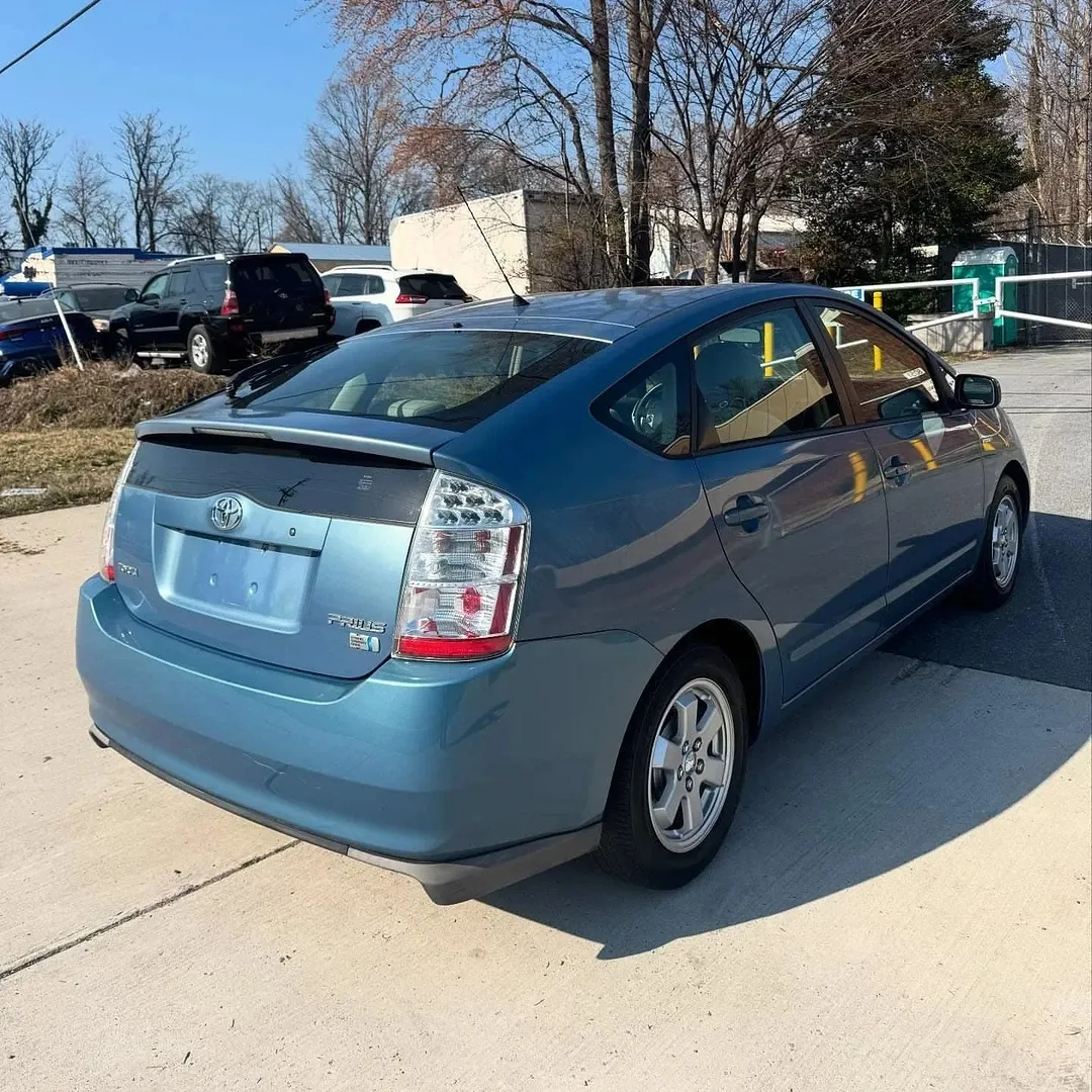 Toyota Prius view 3