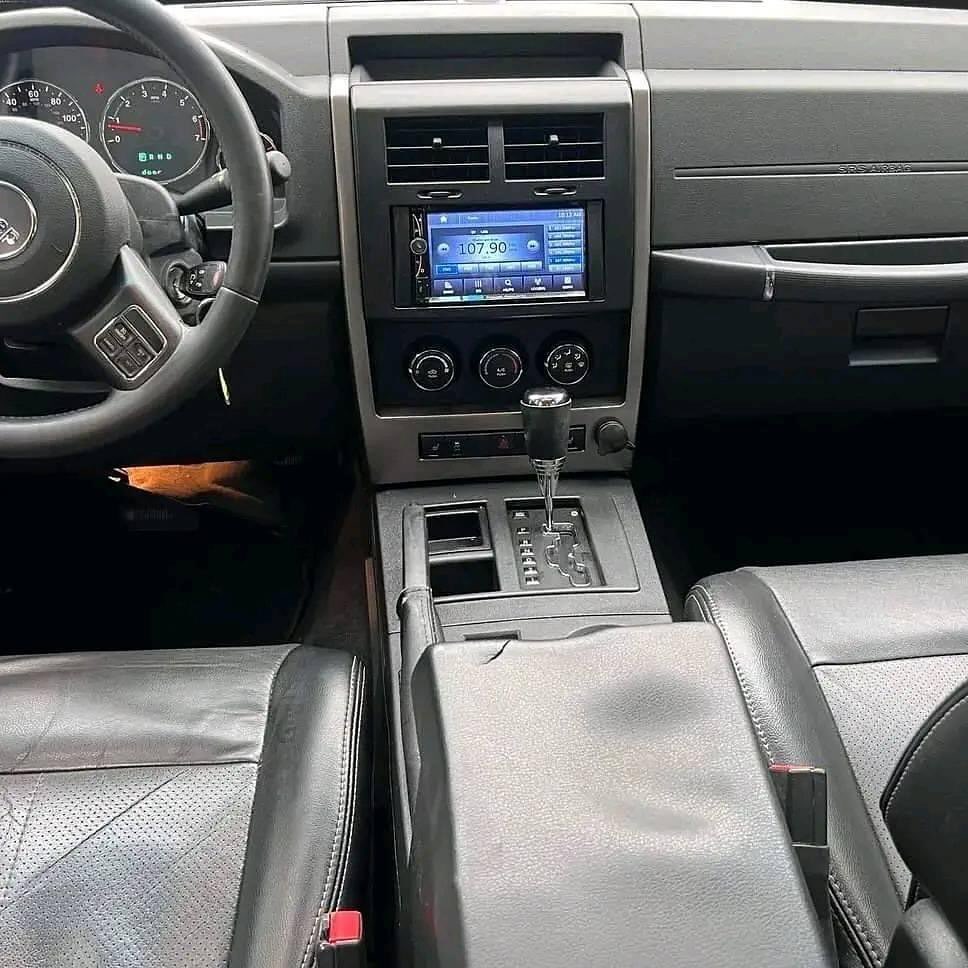Jeep Liberty Sport view 3