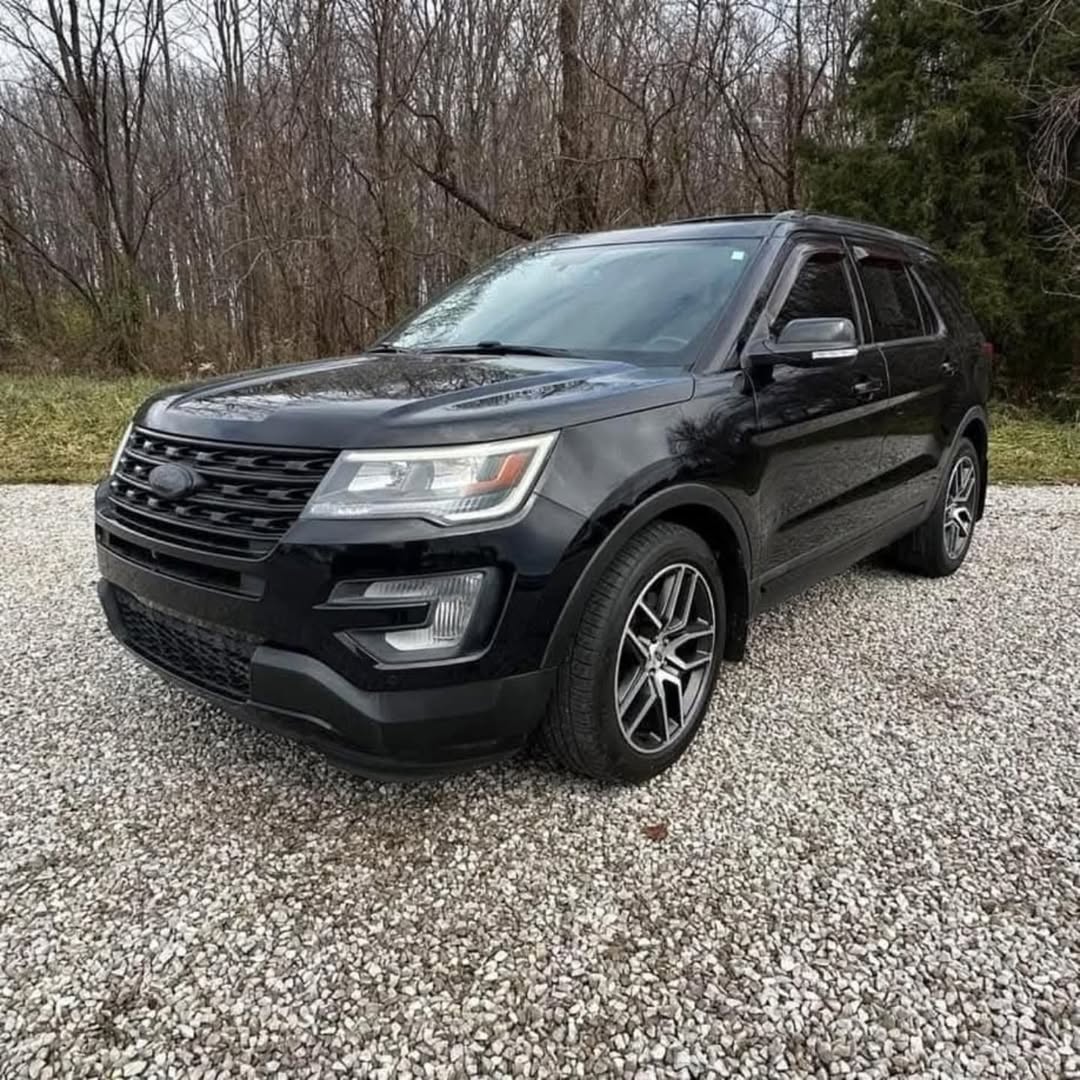 Ford Explorer Sport view 3