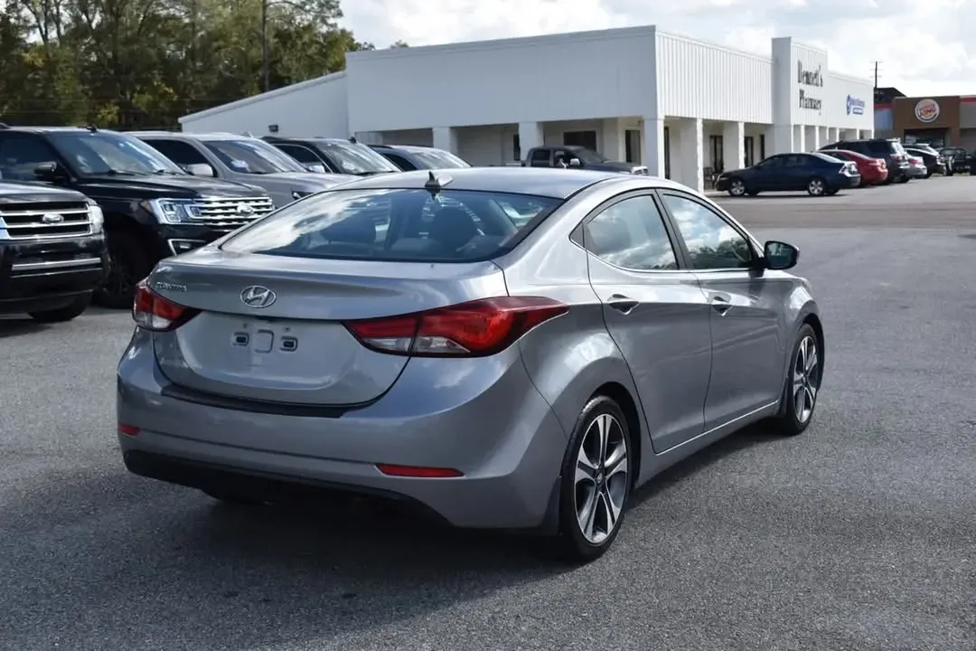 Hyundai Elantra view 4