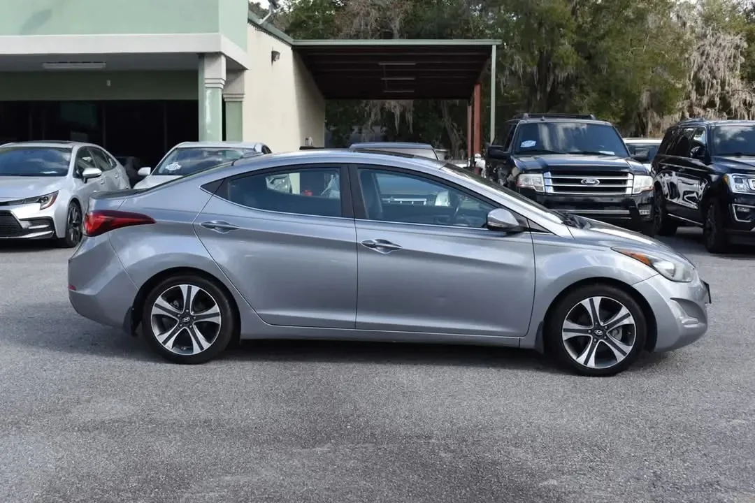 Hyundai Elantra view 3