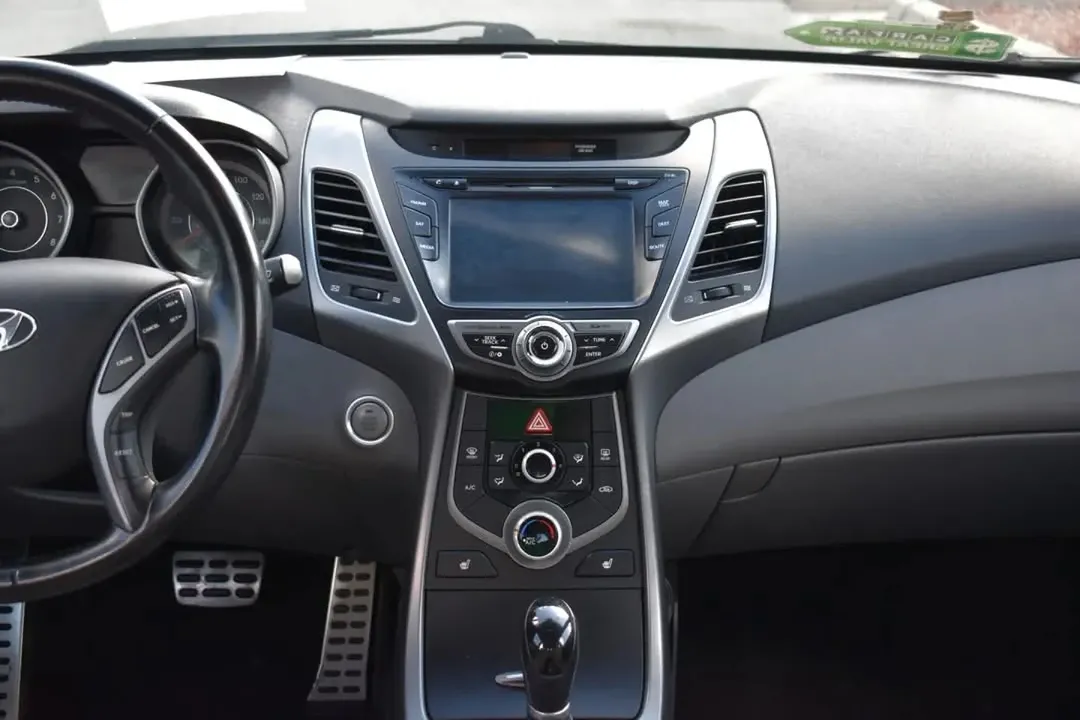Hyundai Elantra view 6