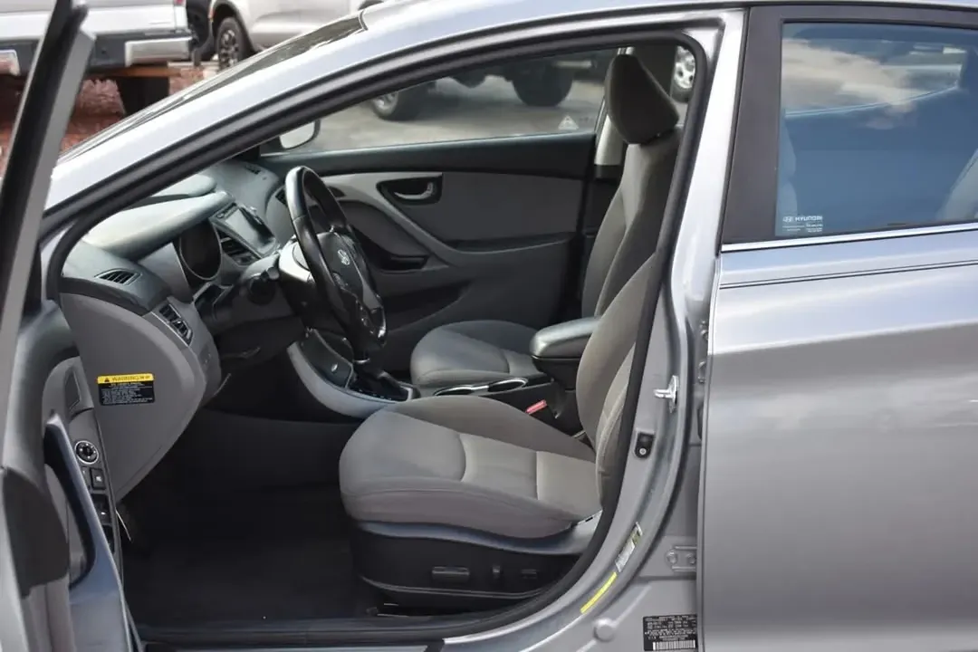 Hyundai Elantra view 8