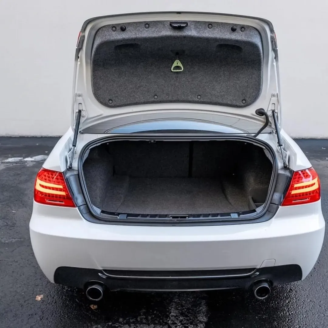 BMW 335i Coupe view 4