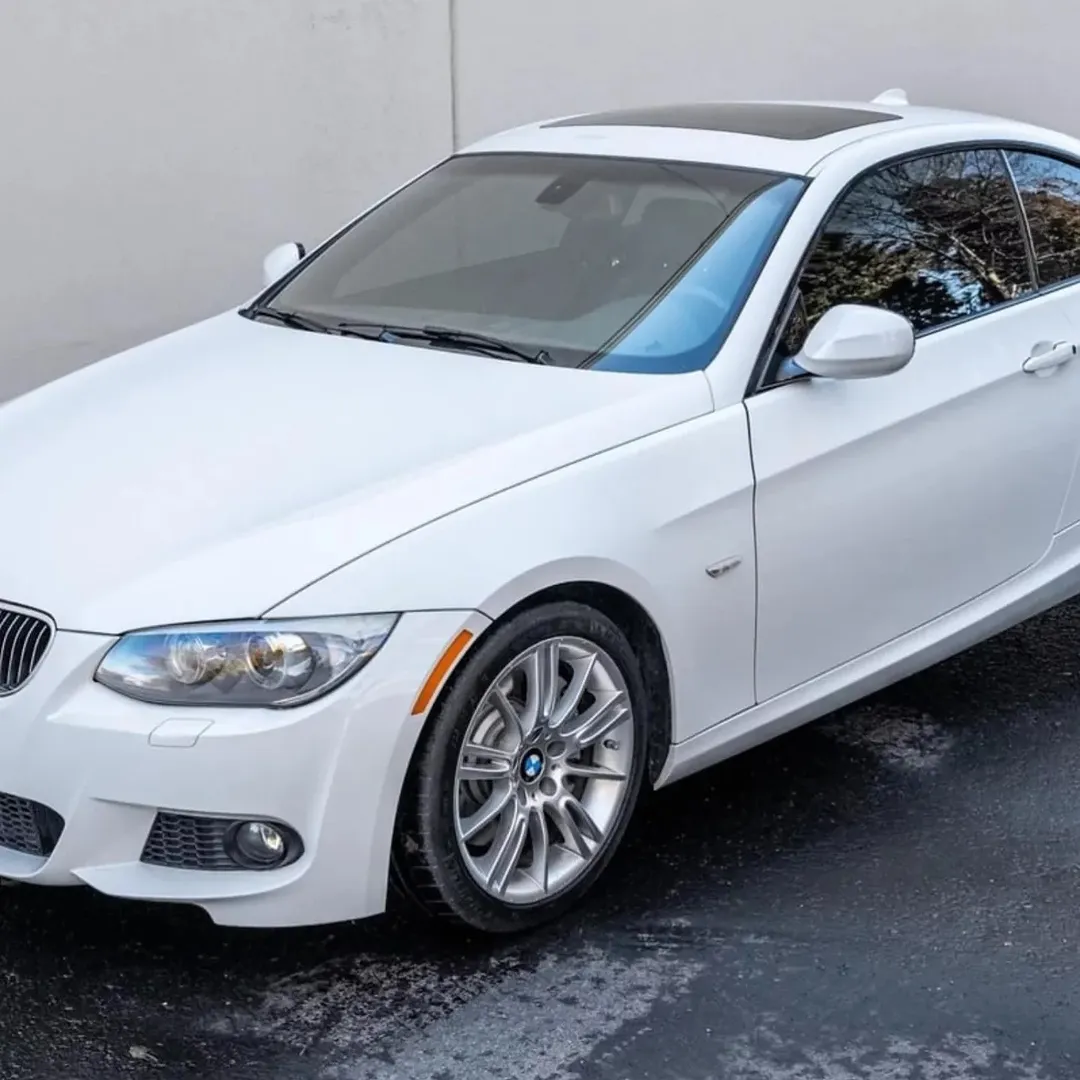 BMW 335i Coupe view 3