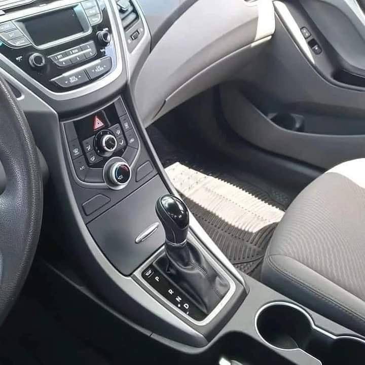 Hyundai Elantra view 3